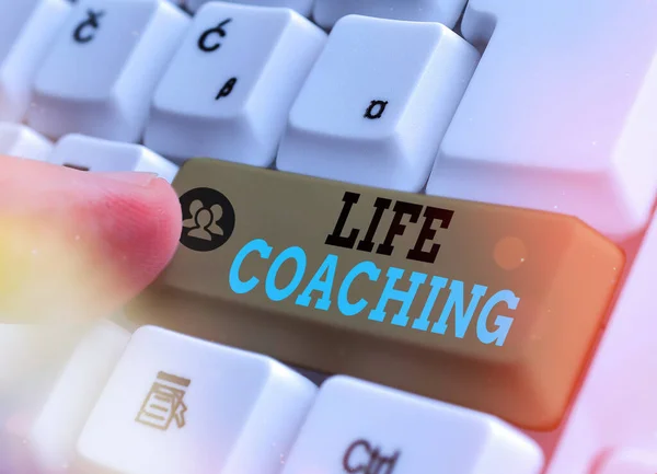 Γράμμα που δείχνει το Life Coaching. Επαγγελματική φωτογραφία που δείχνει ένα άτομο που προσλαμβάνεται για να βοηθήσει στην επίτευξη των στόχων του στην καριέρα. — Φωτογραφία Αρχείου