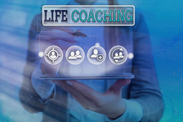 Εννοιολογική γραφή χεριών που δείχνει το Life Coaching. Επαγγελματική φωτογραφία που δείχνει ένα άτομο που προσλαμβάνεται για να βοηθήσει στην επίτευξη των στόχων του στην καριέρα. — Φωτογραφία Αρχείου