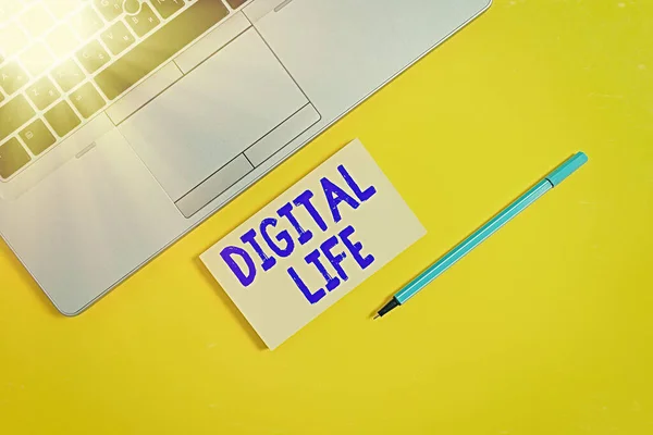 Tekst pisma do Digital Life. Pojęcie oznaczające życie w świecie połączonym przez Internet Multimedia Modne srebro otwarty laptop kwadratowy lepki notatnik kolorowe tło. — Zdjęcie stockowe