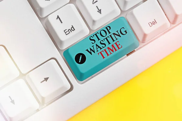 Γραπτό σημείωμα που δείχνει "Σταματήστε να χάνετε χρόνο". Επαγγελματική φωτογραφία προβάλλοντας συμβουλεύει ένα άτομο ή ομάδα ξεκινήσει το σχεδιασμό και να το χρησιμοποιήσετε με σύνεση. — Φωτογραφία Αρχείου