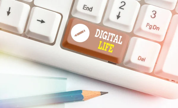 Scrittura di testi a mano Digital Life. Concetto significato Vivere in un mondo interconnesso tramite Internet Multimedia . — Foto Stock