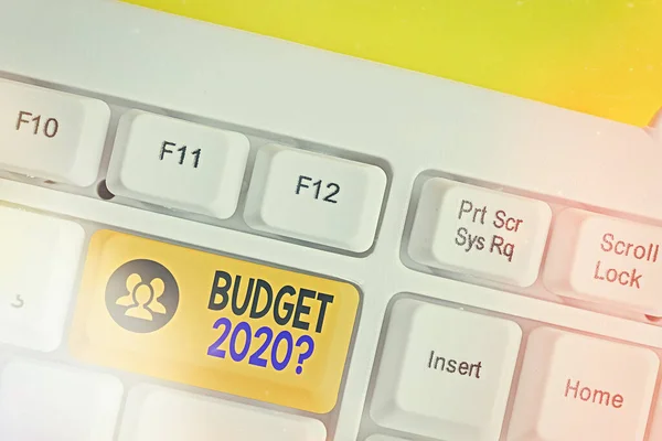 Budget 2020 Question 'ı gösteren bir not yazıyorum. İş fotoğraflarında gelecek yılın gelir ve gider tahminleri gösteriliyor. — Stok fotoğraf