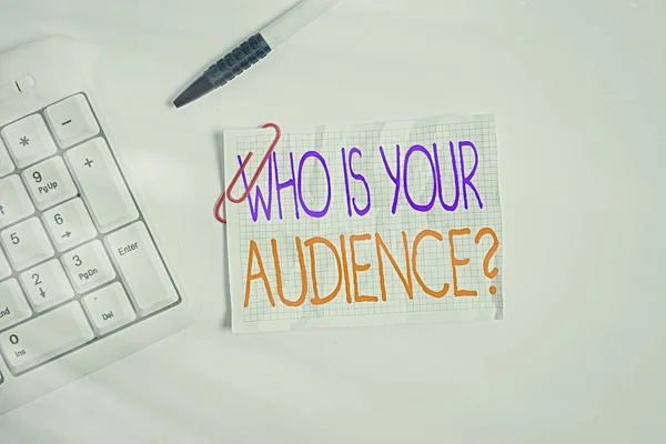 Woordschrijvende tekst Wie is uw doelgroep? Zakelijk concept voor wie is kijken of luisteren naar het Witte pc toetsenbord met lege nota papier boven witte achtergrond. — Stockfoto