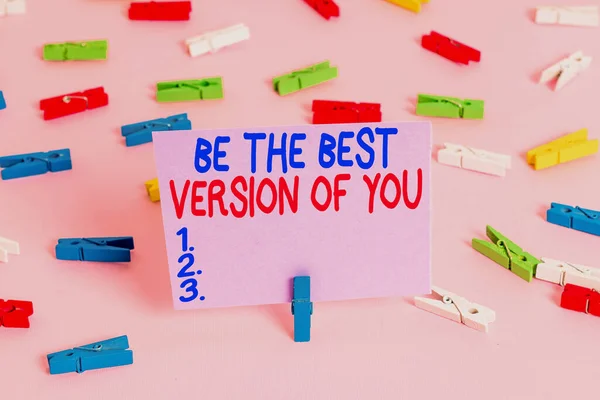 Handschrift tekst schrijven Wees de beste versie van u. Concept betekent gaan om weg te gaan van waar zijn beginnen met het verbeteren van gekleurde wasknijpers lege herinnering roze vloer achtergrond kantoor pin. — Stockfoto