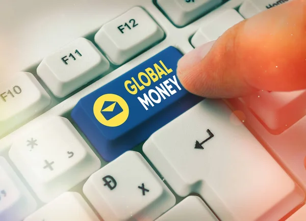 Global Money 'i gösteren bir not yazıyorum. Uluslararası finans dünyası para birimini gösteren iş fotoğrafı küresel çapta aktarıldı. — Stok fotoğraf