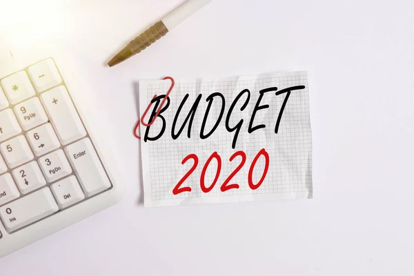 Word writing text Budget 2020. Businesskonzept zur Schätzung der Einnahmen und Ausgaben für nächstes oder aktuelles Jahr Weiße PC-Tastatur mit leerem Notizpapier über weißem Hintergrund. — Stockfoto
