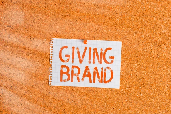 문자를 보내면 브랜드를 얻는다. 회사 제품이나 서비스에 이름을 부여하는 프로세스에 대한 비즈니스 컨셉 Corkboard 컬러 크기의 종이핀 썸 잭 잭 시트 광고판. — 스톡 사진