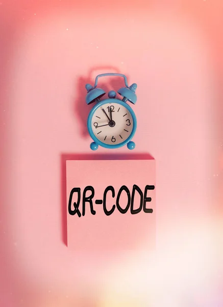 Handschrift, Text, QR-Code. Konzept, das die Marke für eine Art Matrix-Barcode bedeutet Ein maschinenlesbarer Code Vintage Wecker Weckruf Blanko Notizblock Haftnotiz farbigen Hintergrund. — Stockfoto