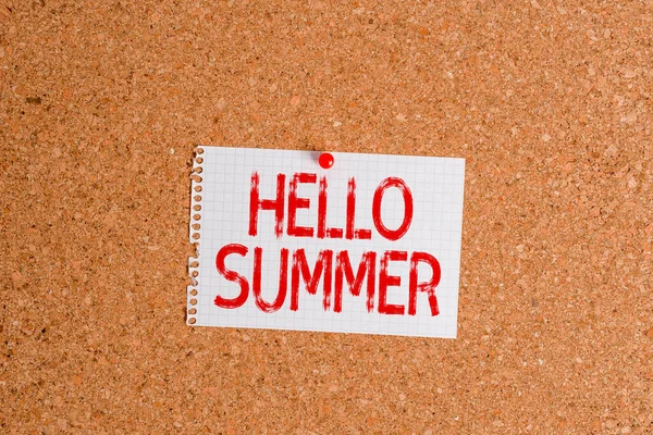 Píšu text Hello Summer. Obchodní koncept pro uvítání nejteplejší sezónu roku přichází po jaru Corkboard barva velikost papíru pin připínáček připínáček list billboard oznámení. — Stock fotografie