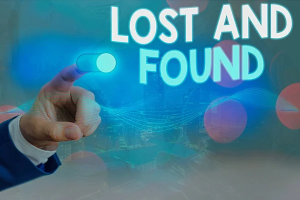 Escritura manual conceptual mostrando Lost And Found. Texto de la foto de negocios un lugar donde los artículos perdidos se almacenan hasta que reclaman . —  Fotos de Stock