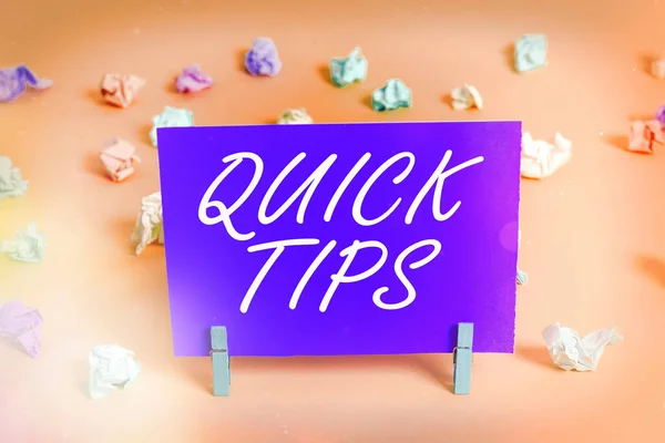 Escrita de mão conceitual mostrando Quick Tips. Texto de foto de negócios pequeno, mas particularmente útil pedaço de conselhos práticos . — Fotografia de Stock