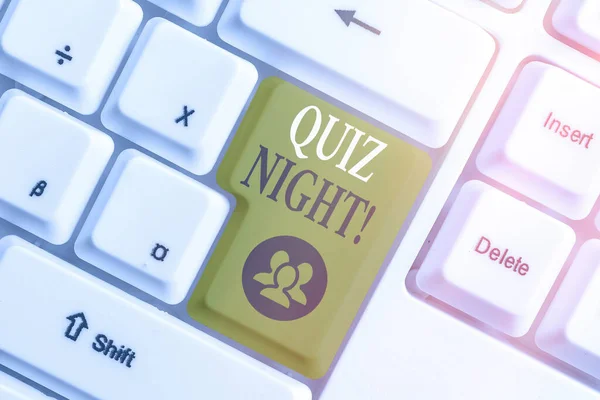 Conceptuele hand schrijven met Quiz Night. Zakelijke foto tekst avond test kennis competitie tussen individuen. — Stockfoto