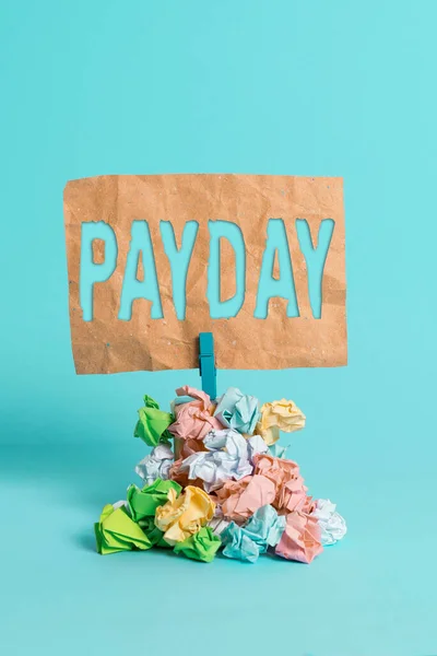 Skriver lapp som visar Payday. Affärsfoto visar en dag då någon får betalt eller förväntar sig att få betalt sin lön Påminnelse högen färgat skrynkligt papper klädnypa trä utrymme. — Stockfoto