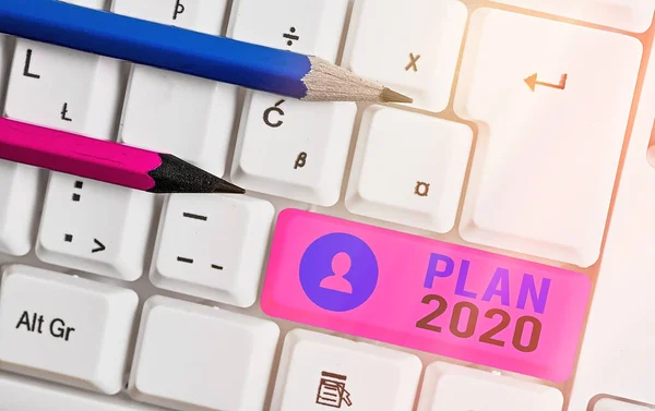 Psaní poznámky zobrazující plán 2020. Obchodní foto ukazuje detailní návrh dělá něco dosáhnout příští rok. — Stock fotografie