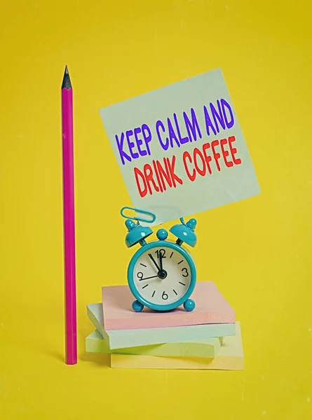 글을 쓰는 것은 평온을 유지하고 커피에 담긴 글을 컵에 담아 마시는 것이다. 개인 이 카페인 음료를 즐기고 복사 공간을 가진 하얀 배경에서 긴장을 풀도록 하기 위한 사업 개념. 붉은 글자가 있는 검은 글자 — 스톡 사진