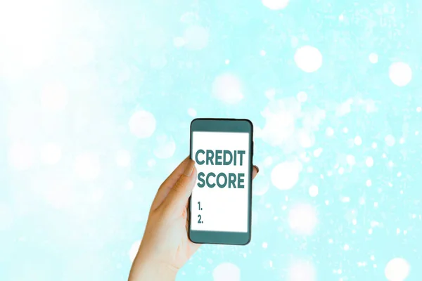 Piszę notatkę z oceną kredytową. Prezentacja zdjęć biznesowych Reprezentuj wiarygodność kredytową poszczególnych ratingów kredytodawców. — Zdjęcie stockowe
