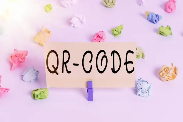 Konzeptionelle Handschrift mit QR-Code. Geschäftsfoto mit dem Markenzeichen für eine Art Matrix-Barcode Ein maschinenlesbarer Code Farbiges zerknülltes Papier leere Erinnerung weißer Boden Wäscheklammer. — Stockfoto