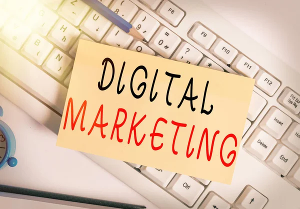 Nota de Escritura que muestra Marketing Digital. Foto de negocios mostrando productos o servicios de mercado utilizando tecnologías en Internet Blanco pc teclado papel de nota y clips de papel sobre fondo blanco . — Foto de Stock