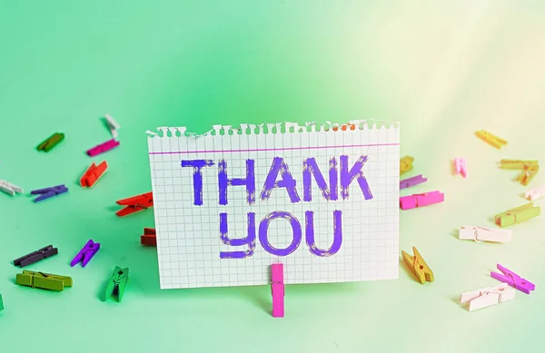 Word writing text thank you. Geschäftskonzept für höflichen Ausdruck bei der Anerkennung von Geschenk-Service-Komplimenten. — Stockfoto