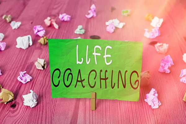 Woord schrijven tekst Life Coaching. Bedrijfsconcept voor een werknemer om zijn loopbaandoelstellingen te helpen verwezenlijken. — Stockfoto