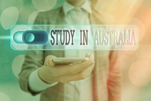 Tekst teken dat studie toont in Australië. Conceptuele foto gaan in het buitenland bestelling Voltooi uw studies. — Stockfoto