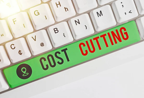 Ecriture conceptuelle montrant la réduction des coûts. Texte de la photo d'entreprise Mesures mises en œuvre pour réduire les dépenses et améliorer les bénéfices . — Photo