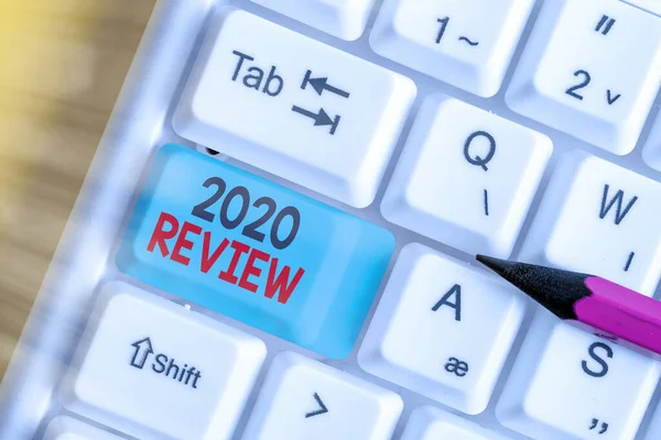 2020 Review 'ı gösteren bir not yazıyorum. İş fotoğrafı gösterimi. Geçen yılki olayları hatırlama. Ana eylemler veya iyi programlar.. — Stok fotoğraf