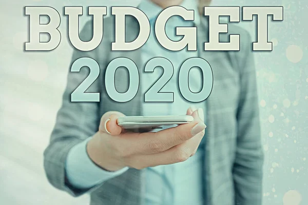 Conceptueel handschrift dat budget 2020 weergeeft. Zakelijke fotopresentatie raming van baten en lasten voor volgend of huidig jaar. — Stockfoto