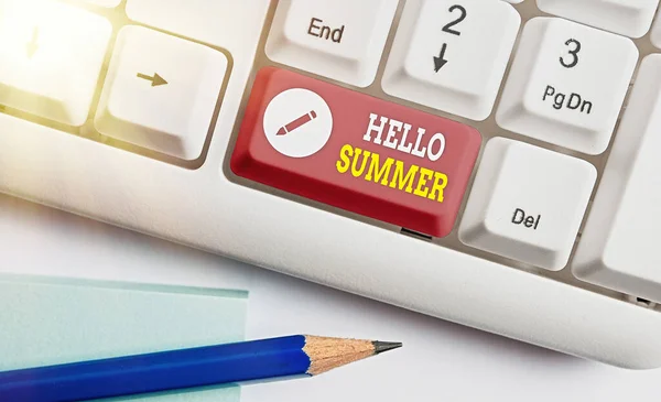 Написано текст Hello Summer. Привітання найтеплішого сезону року відбувається після весни.. — стокове фото