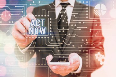 El yazısı metin Act Now. Kavram anlamı tereddüt etmeyin ve hemen çalışmaya veya şeyler yapmaya başlayın.