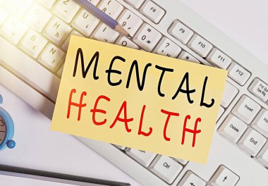 Akıl Sağlığını gösteren bir not yazıyorum. Bir bireyin psikolojik durumunu gösteren iş fotoğrafı beyaz arkaplanın üzerinde beyaz pc klavye kağıdı ve ataçlar olmasıyla ilgilidir..