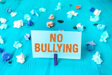 Kelime yazma metni No Bullying. Çocuklar güç dengesizliği arasında saldırgan davranışı durdurmak için iş kavramı.