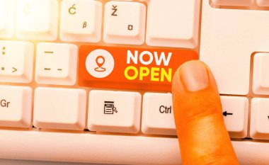 Kavramsal el yazısı Şimdi Aç 'ı gösteriyor. İş fotoğrafı gösterimi şu anda kapı ya da pencereleri kapatmıyor ya da engellenmiyor.