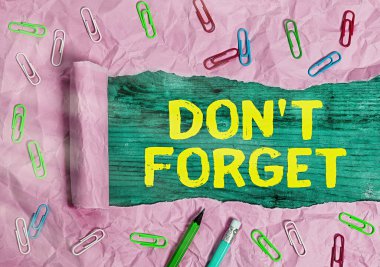 Don T Forget'ı gösteren bir not yazıyorum. Önemli gerçeği veya ayrıntıyı birine hatırlatmak için kullanılan iş fotoğrafı vitrini.