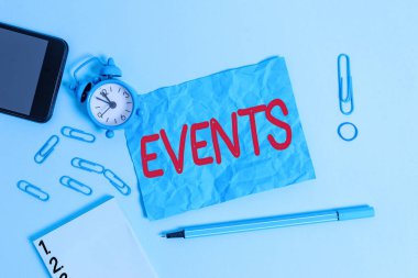 Olayları gösteren kavramsal el yazısı. Kar amacı gütmeyen bir para oluşturmak için iş fotoğrafı metni işlevi Kalabalık Odaklı Alarm saati nota akıllı telefon bandı işaretleyici renkli arkaplan.