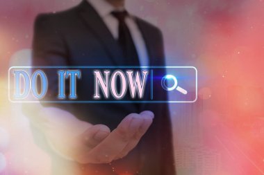 Kelime yazma metni. Şimdi yap. Tereddüt etmeden çalışmaya başlamak ya da hemen bir şeyler yapmak için iş kavramı.