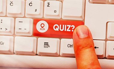 Quiz Question 'ı gösteren kavramsal el yazısı. İş fotoğrafı bilgi testini bireyler ya da takımlar arasındaki rekabet olarak gösteriyor.