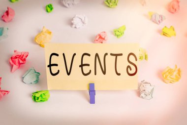 Olayları gösteren kavramsal el yazısı. Kar amacı gütmeyen bir para oluşturmak için iş fotoğrafı gösterme. Kalabalık Odaklı Renkli buruşuk kağıt. Boş hatırlatıcı beyaz zemin mandalı..