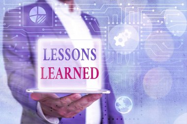 Öğrenilen Dersleri gösteren metin işareti. Aktif olarak alınması gereken damıtılmış proje kavramsal fotoğraf deneyimleri.