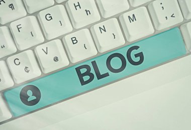 Blog 'u gösteren metin işareti. Bireyler tarafından yönetilen kavramsal fotoğraf düzenli olarak güncellenmiş web sayfası.