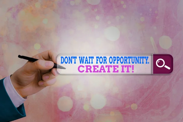 Escritura a mano conceptual que muestra Don T Wait For Opportunity Create It. Foto de negocios mostrando el trabajo duro en ti mismo y comenzar a partir de este momento . — Foto de Stock