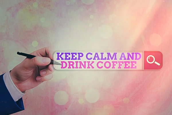 Keep calm and Drinking Coffee 를 보여 주는 자막은 다음 과같다. 개인으로 하여금 카페인 음료를 즐기게 하고 나무로 된 배경에 따라 긴장을 푸는 사업 개념 — 스톡 사진