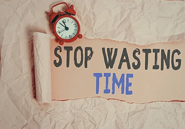 Slovo psaní textu Stop plýtvání časem. Obchodní koncept pro poradenství jednotlivci nebo skupině začít plánovat a používat jej moudře. — Stock fotografie