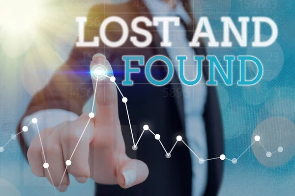 Escritura manual conceptual mostrando Lost And Found. Foto de negocios mostrando un lugar donde los objetos perdidos se almacenan hasta que recuperaron . —  Fotos de Stock