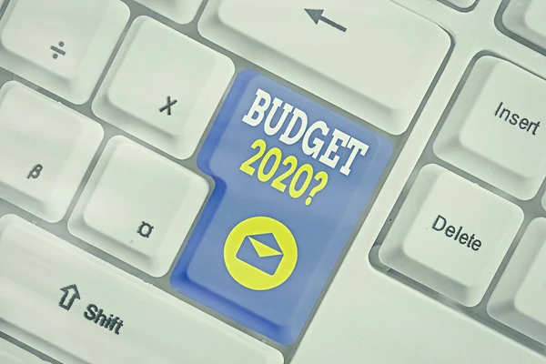 文字书写文本2020年预算问题。明年收入和支出概算的业务概念. — 图库照片