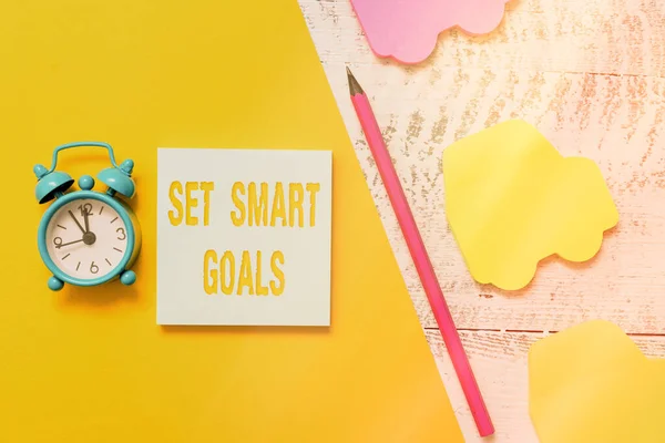 Tekstbord met Set Smart Goals. Conceptuele fotolijst om uw ideeën te verduidelijken focus inspanningen gebruiken tijd verstandig Notepad auto plakkerige notities pen papier blad alarm klok houten achtergrond. — Stockfoto