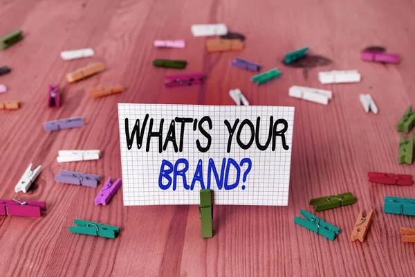 Testo scritto a mano Qual è il tuo marchio Domanda. Concetto significa chiedere circa il logo del prodotto fa o che cosa si comunica . — Foto Stock