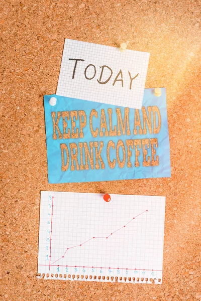 Pisanie Keep Calm And Drink Coffee tekst wykonany w biurze zbliżenie na klawiaturze komputera laptopa. Koncepcja biznesowa zachęcająca osobę do picia kofeiny i relaksu Warsztaty na czarno — Zdjęcie stockowe