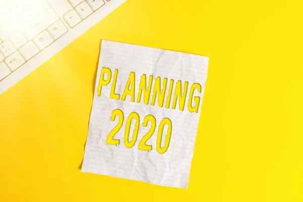 显示2020年规划的文字标志。为明年的事情制定计划的概念性照片过程在黄色背景之上的笔记本上复制一个带有pc键盘的空间. — 图库照片