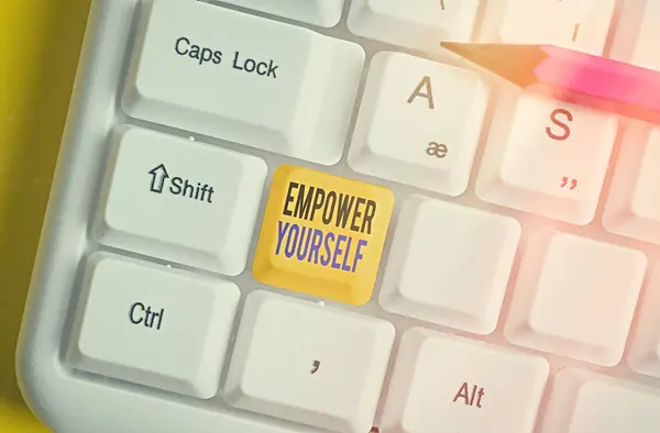Escrevendo uma nota mostrando o Empower Yourself. Foto de negócios mostrando assumir o controle de nossas metas de definição de vida e fazer escolhas . — Fotografia de Stock